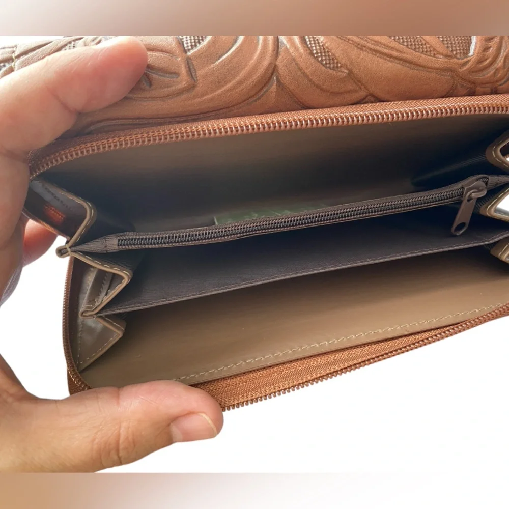 Born O Concept Floral Embossed Saddle Ridge Vegan‎ Leather Wallet